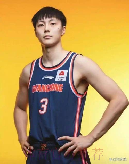 胡明轩要交易？现身基地，曝胡明轩爸爸帮搬行李，谁注意杜锋表态